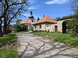 kostel Nanebevzetí Panny Marie, vpravo statek čp. 21
