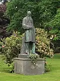 Pomník Josefa Hlávky od sochaře Josefa Mařatky v zámeckém parku v Lužanech
