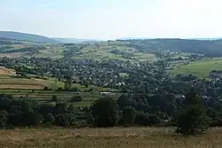 Pohled na Lubatowou z vrcholu Żabia góra (550 m n. m.)