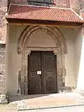 Portál kostela sv. Mikuláše s plastikami Karla IV. a Alžběty Pomořanské