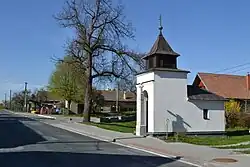 kaple v centru vsi