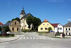 Pohled z náměstí na kostel sv. Bartoloměje