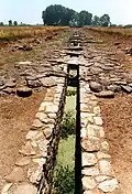 Cardo maximus, směřující jižním směrem. těsně před vstupem na fórum od jihu.