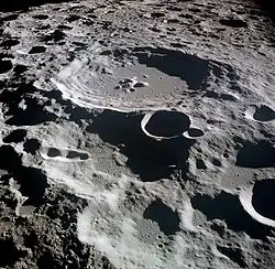 Snímek kráteru Daedalus při pohledu z Apolla 11.