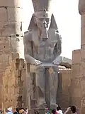 Sedící socha Ramesse II. v prvním sloupovém nádvoří