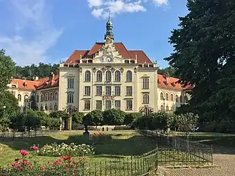 Náměstí s budovou školy