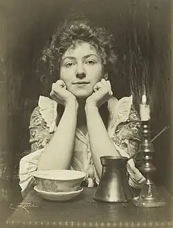 Lydia Leslie Lydie – Svícen, platinotypie, asi 1900