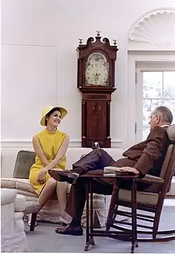 Prezident Lyndon B. Johnson v Oválné pracovně se svou dcerou Lyndou Bird Johnsonovou, 1967