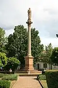Lysice, sloup se sochou Madony (6355).jpg