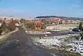 Pohled přes autobusovou otočku na dolní část obce