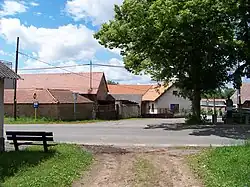 Buk, náves