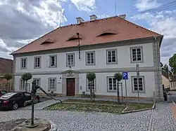 Měčín - bývalý panský hostinec čp. 21 (stav v červenci 2023).jpg
