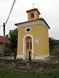 Měňany, kaplička se zvonicí.jpg