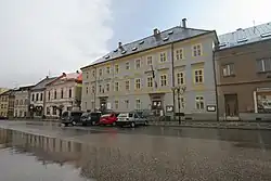 Měšťanský dům se dvěma schodišti (Lomnice nad Popelkou), Husovo nám. 44.JPG