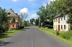 Domy ve středu vesnice u odbočky silnice do Perštejna