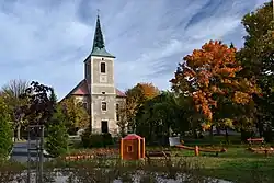 Průčelí kostela v Měděnci