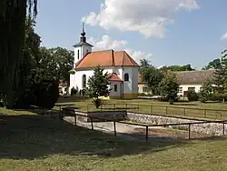 Náves s kaplí Nanebevzetí Panny Marie