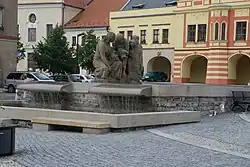 Mělník, kašna se sousoším Vinobraní na nám. Míru.JPG