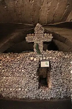 Kříž z kostí