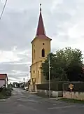 Vrutická ulice s památkově chráněným kostelem