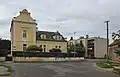 Vila a bytovky mezi kostely