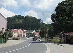 Střed obce, v pozadí zřícenina hradu Cimburka