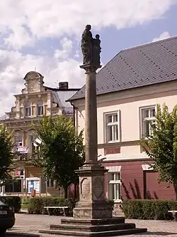 Sloup se sochou svaté Anny Samotřetí v roce 2014