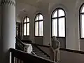 Interiér - socha husity na schodišti