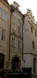 Průčelí úzkého domu čp. 229, sousedícího s domem U černého hada v Husově ulici