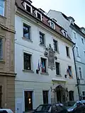 Městský dům U Tří zlatých růží, U Tří červených růží (Hradčany), Praha 1, Úvoz, Radnické schody 4, Hradčany.JPG