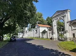 Hřbitovní brána
