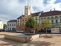 Náměstí Míru s budovou radnice v roce 2018