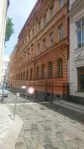 Pohled na budovu Pedagogické fakulty UK od Lazarské ulice