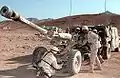 M119 umisťovaná do palebného postavení v Afghánistánu