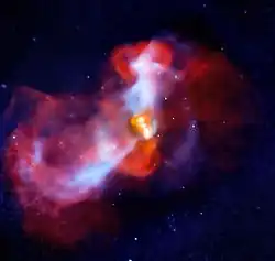 Snímek ukazuje energické jevy, kdy horký plyn vycházející z jádra galaxie chladne, znovu padá na jádro a při setkání s výtryskem hmoty uprostřed vznikají rázové vlny