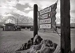 Dřevěná cedule u vchodu do Manzanar War Relocation Center