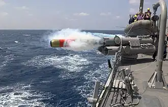 Vypuštění torpéda Mark 46 z torpédoborce USS Mustin (DDG-89)