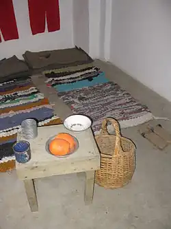 Část místnosti s místem na spaní a stolkem s pomeranči
