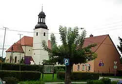 Pohled z náměstí směrem ke kostelu