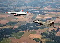 MQ-25 Stingray, bezpilotní tanker vyvíjený pro americké námořnictvo, v rámci testů doplňuje palivo stíhačce F-35C Lightning II.