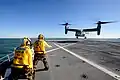 V-22 při přistání na letadlové lodi.