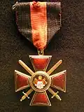 Odznak řádu ve vojenském provedení. IV. třída