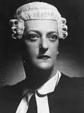 Margaret Battye, australská právnička v paruce a taláru s tabulkami
