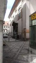 Boční vchod do kostela Nejsvětější trojice