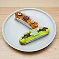 Éclairs s barevnou polevou a dekorací