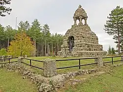 Kostnice na hoře Mačkov Kamen