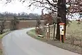 Památný strom dub letní najdete na jihozápad od Litně na silnici na Nesvačily