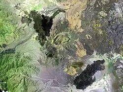 Sopečný komplex Ma Alalta na snímku družice Landsat z roku 1999