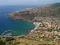 Pohled z Pico do Facho od východu na zátoku Machico. V dálce je rozjezdová dráha madeirského letiště.