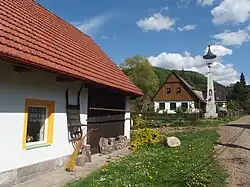 Zvonička uprostřed tradiční lidové zástavby